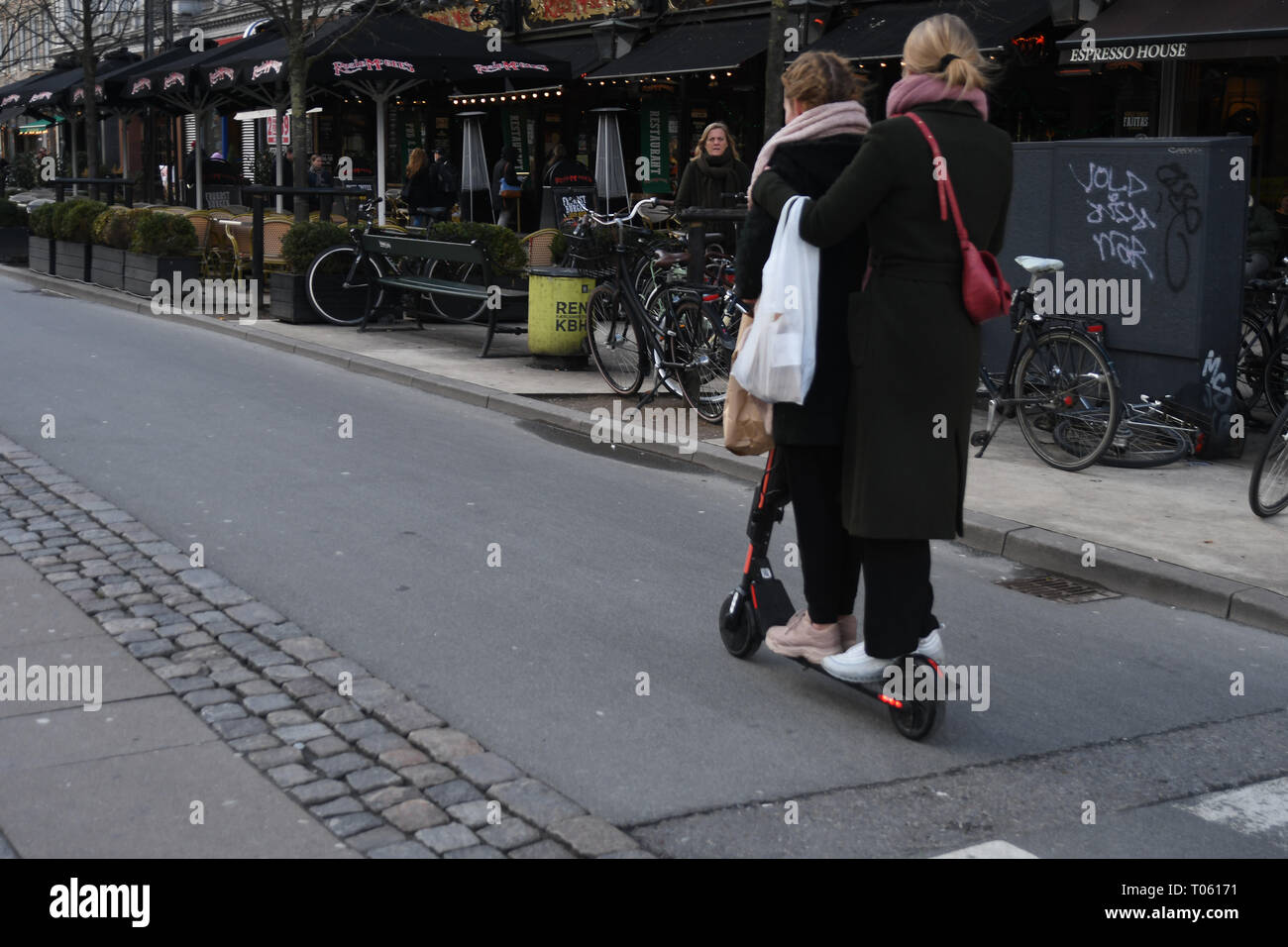 Copenhague, Dinamarca. 17 Mar, 2019. Las hembras scooter eléctrico de equitación en la capital danesa, Copenhague, Dinamarca. (Foto..Francis Joseph Dean / Deanpictures. Crédito: Francis Joseph Dean / Deanpictures/Alamy Live News Foto de stock
