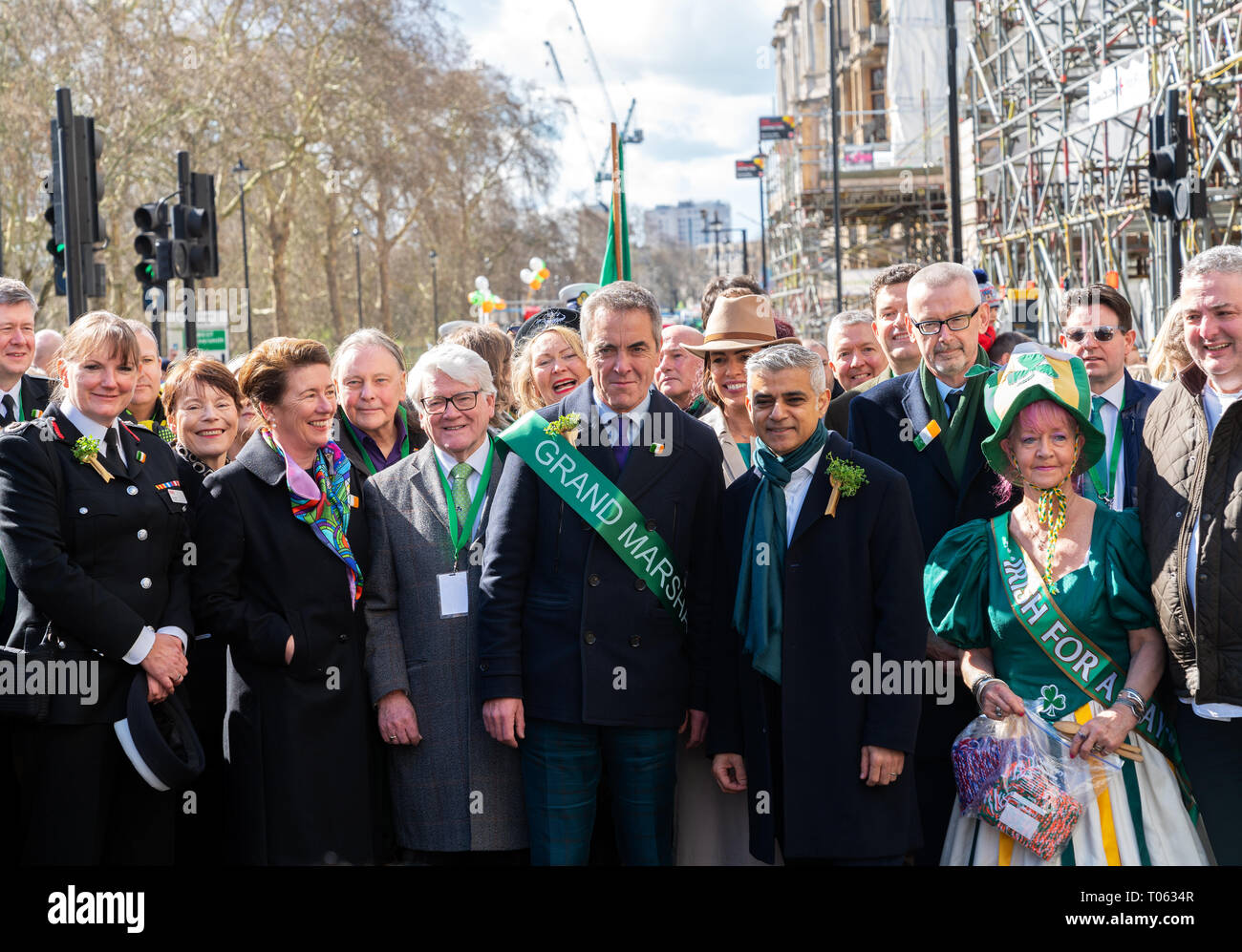 Londres, Reino Unido. 17 Mar, 2019. James Nesbitt, Grand Marshall de la London St Patrick's Day Parade con el Alcalde de Londres Sadiq Khan. Crédito: AndKa/Alamy Live News Foto de stock