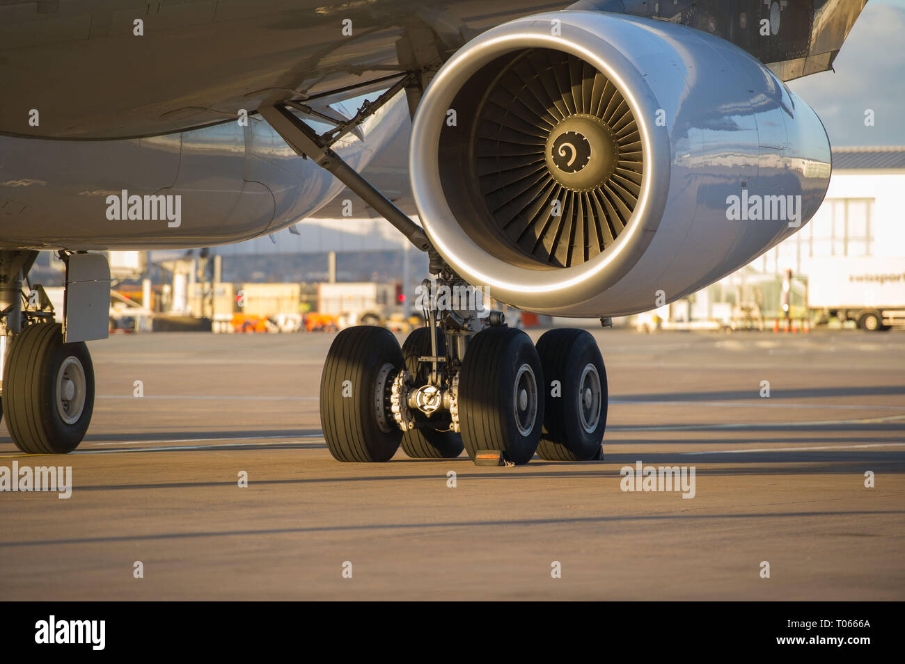 Glasgow, Reino Unido. 17 de marzo de 2019. Escocia del equipo de fútbol de aviones privados se ve en la rampa en el aeropuerto de Glasgow horas antes de partir con el equipo. X aire operan aviones de transporte de lujo, con este Airbus A340-300 (reg: 9H-BIG) siendo su buque insignia la aeronave que tiene capacidad para 100 pasajeros con 12 tripulantes con asientos de superficie plana con un diseño DE ASIENTOS 2-2-2 en un avión de cuerpo ancho. Crédito: Colin Fisher/Alamy Live News Foto de stock