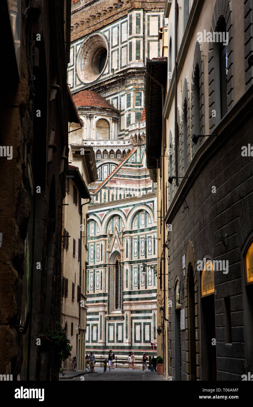 La Catedral de Florencia, oficialmente llamada Catedral de Santa María de la flor, en la Piazza del Duomo, Florencia, Toscana, Italia. Foto de stock