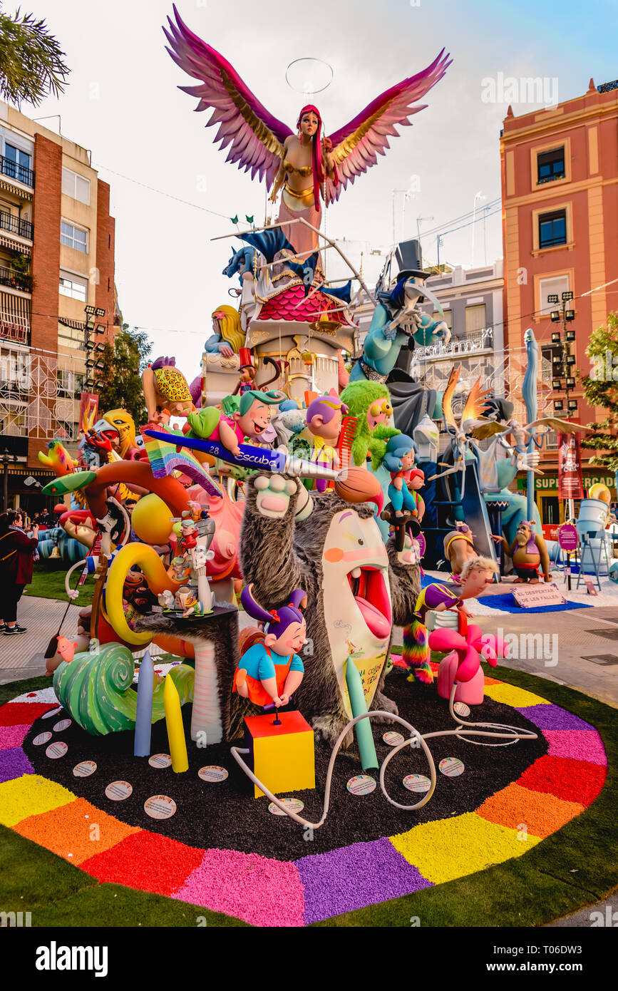 Valencia, España - 16 de marzo de 2019: Detalle de los Ninots, muñecos de  cartón de un niño falla durante las fiestas valencianas expuestos en las  calles antes de Fotografía de stock - Alamy