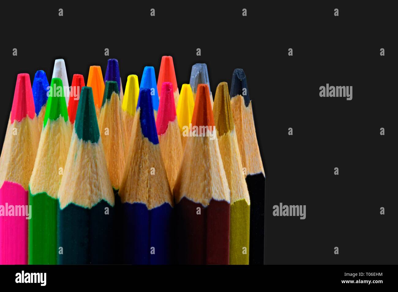 Cerca de una gran variedad de puntas de lápices de colores sobre fondo  negro. Antecedentes de lápices de colores. Creativa idea y concepto. Dibujo  y pintura Fotografía de stock - Alamy