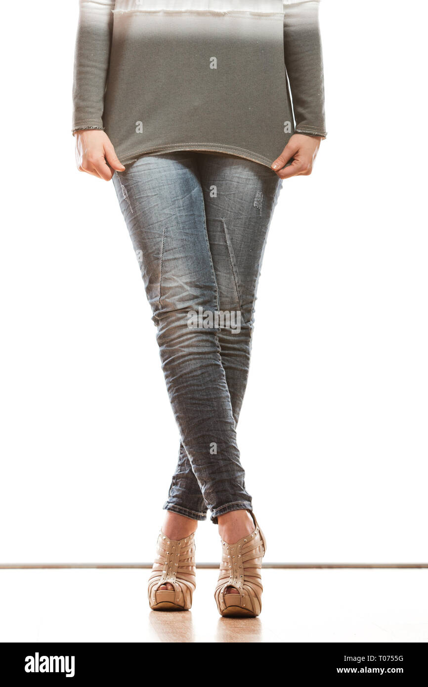 La Moda Mujer De Piernas En Pantalones De Mezclilla Plataforma