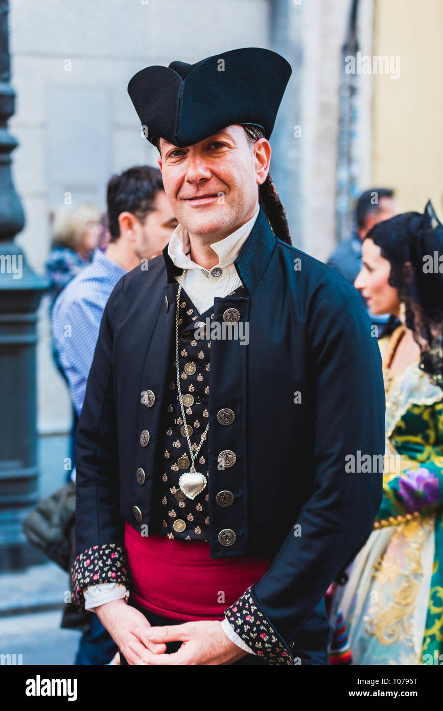 Valencia, España - 17 de marzo de 2019: Falleros hombres vestidos con traje  tradicional durante las Fallas de Valencia. Crédito: Joaquin Corbalan  pastor/Alamy Live News Fotografía de stock - Alamy