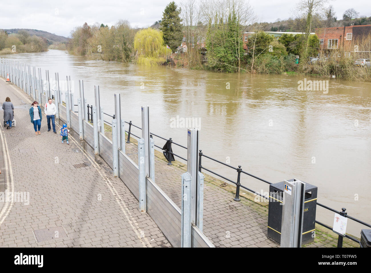 Bewdley, Shropshire, Reino Unido. 18 Mar, 2019. Barreras contra inundaciones en Bewdley, Shropshire. El río Severn aquí está aumentando debido a las recientes lluvias en el País de Gales. Crédito: Peter Lopeman/Alamy Live News Foto de stock