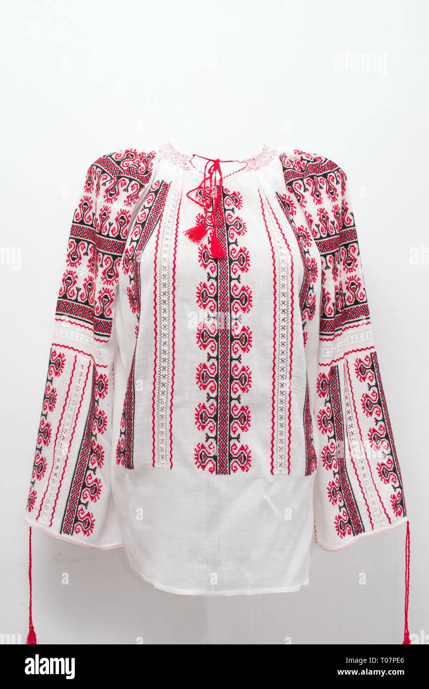 Bordada a mano tradicional rumana Blusa De Campesina parte del traje folklórico stock - Alamy