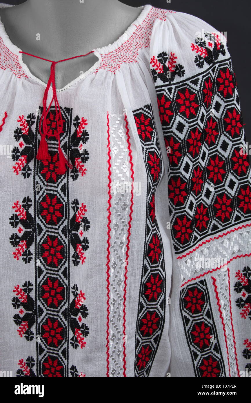 Bordada a mano tradicional rumana Blusa De Campesina parte del traje folklórico stock - Alamy