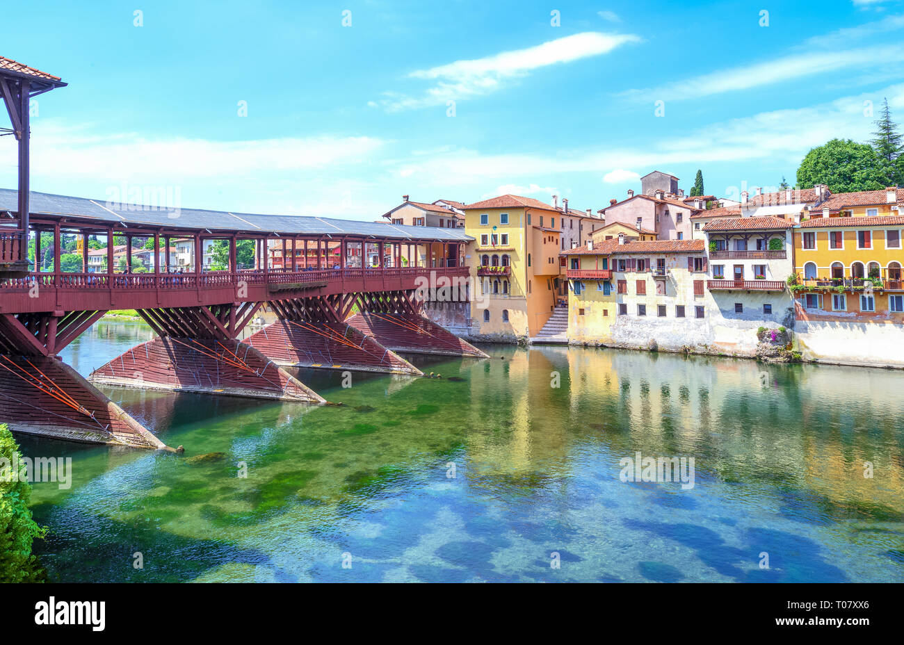 Italia, Bassano del Grappa, con vistas al Ponte Vecchio (también