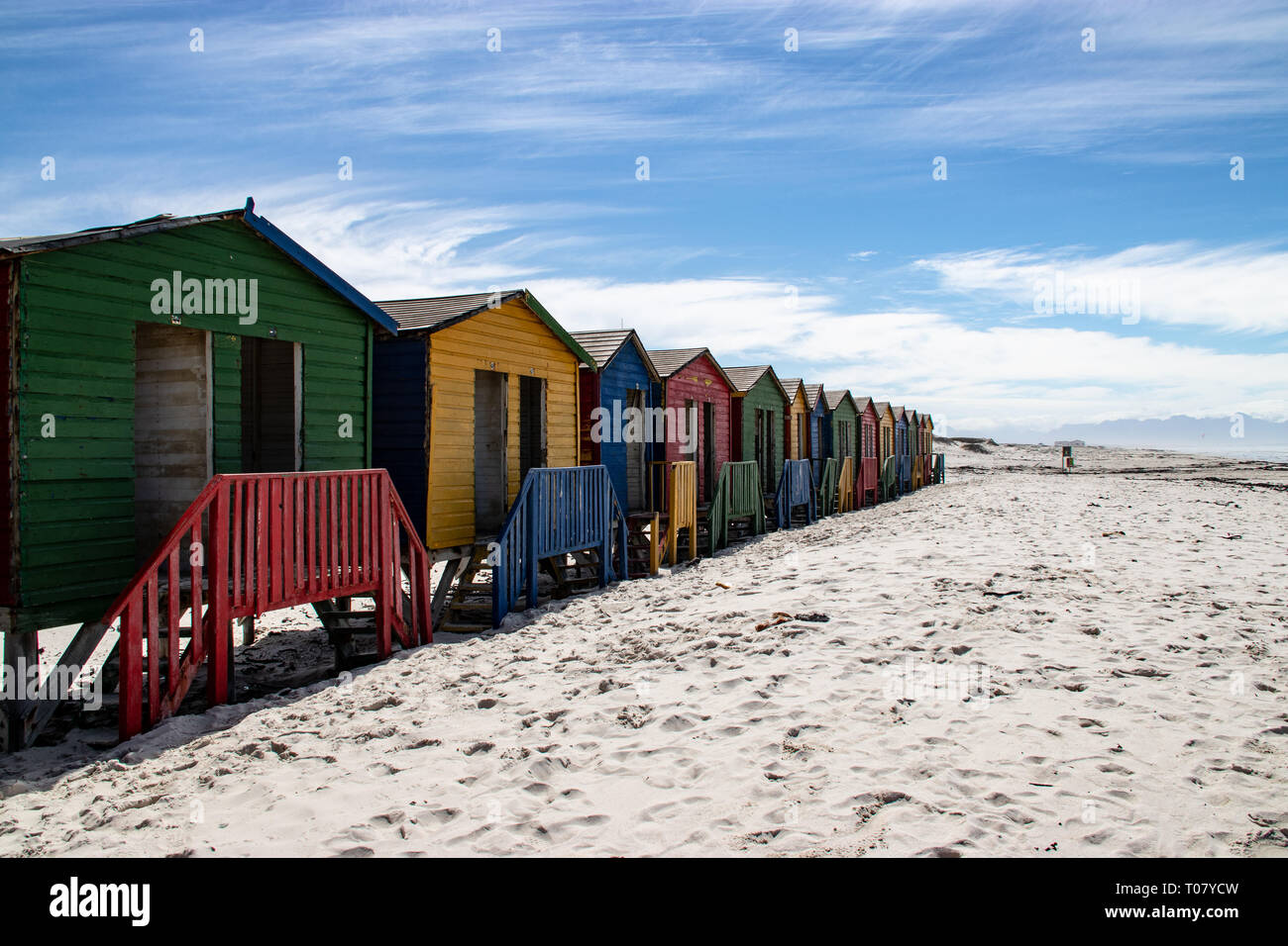 Muizenberg Beach chozas de color Foto de stock