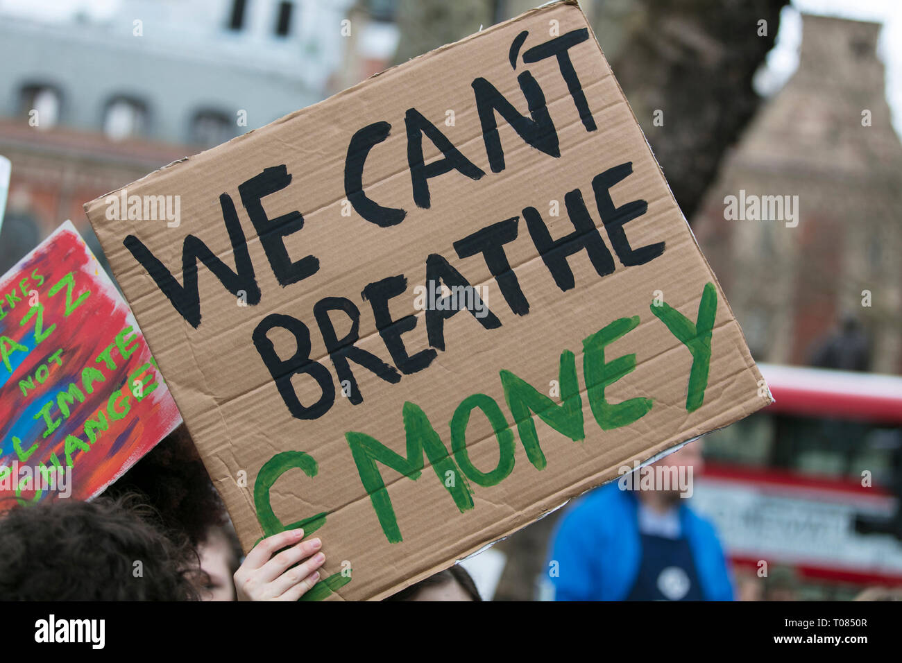 Las personas con pancartas protesta como parte de un cambio climático marzo Foto de stock