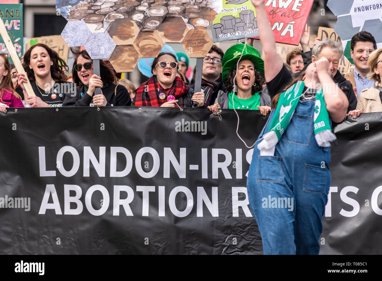 London Irish Rights Campaign aborto mujeres en el Desfile del Día de San Patricio en Londres 2019. Demostrar. Banner. Carteles Foto de stock