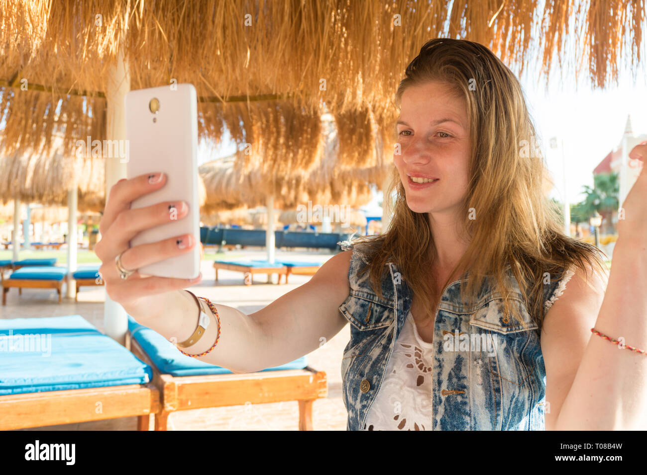 Mujer haciendo selfie en el complejo de vacaciones Foto de stock