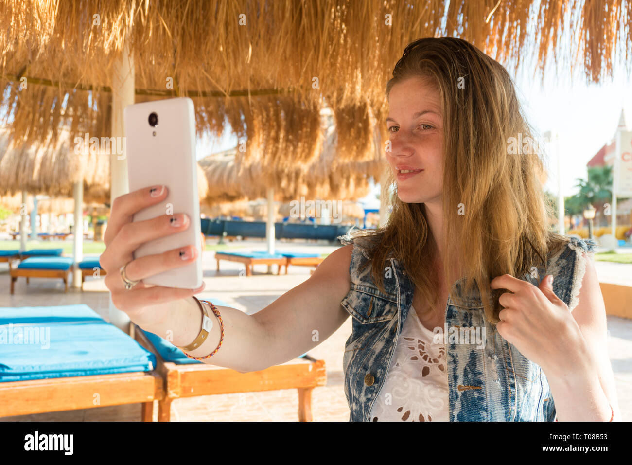 Mujer toma selfie en el complejo de vacaciones Foto de stock