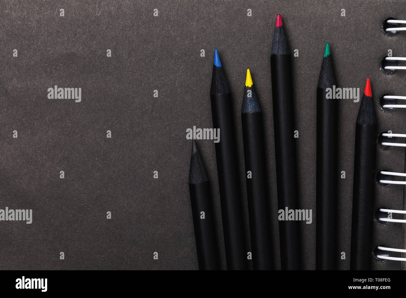 Lápices de colores para dibujar sobre papel negro con copia espacio, vista  superior Fotografía de stock - Alamy
