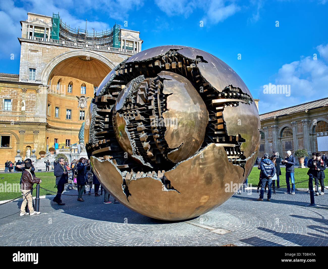 La Esfera dentro de la esfera, también conocido como Sfera con Sfera, es  una serie de esculturas creadas por el escultor italiano Arnaldo Pomodoro  Fotografía de stock - Alamy