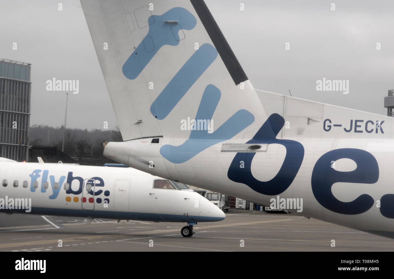 AJAXNETPHOTO. EASTLEIGH, Inglaterra. - Logotipo de FLYBE en aviones de pasajeros regional estacionado y llegar al aeropuerto de Eastleigh. Foto:Jonathan EASTLAND/AJAX REF:D122902 1753 Foto de stock