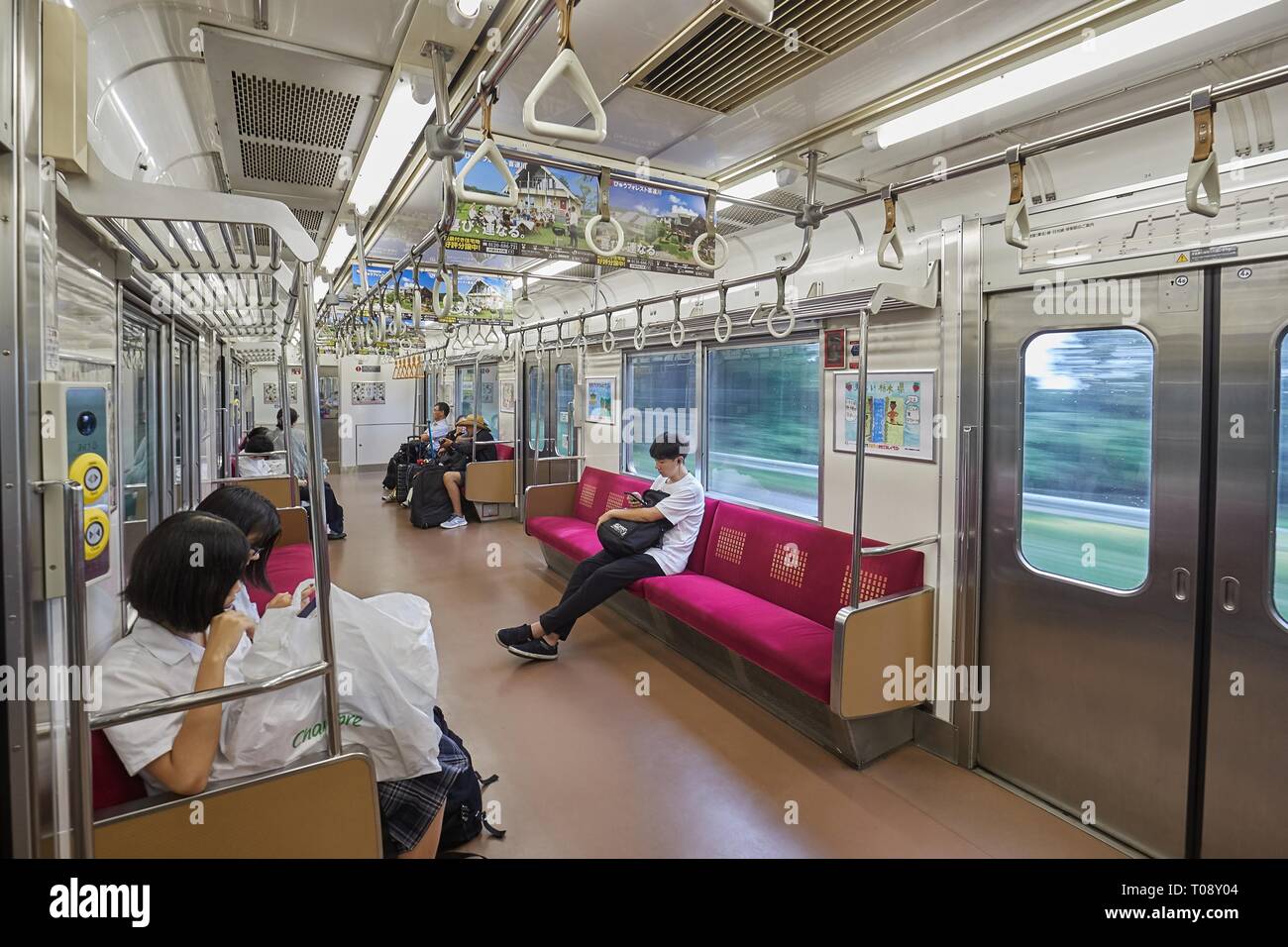 Un tren local en Japón Foto de stock