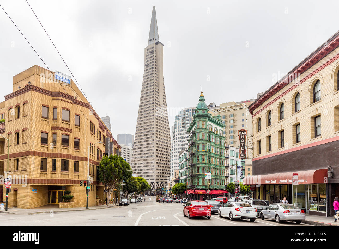 Septiembre 3, 2016 - SAN FRANCISCO: Central San Francisco con la famosa Pirámide Transamérica e histórico edificio centinela en Columbus Avenue en una nube Foto de stock