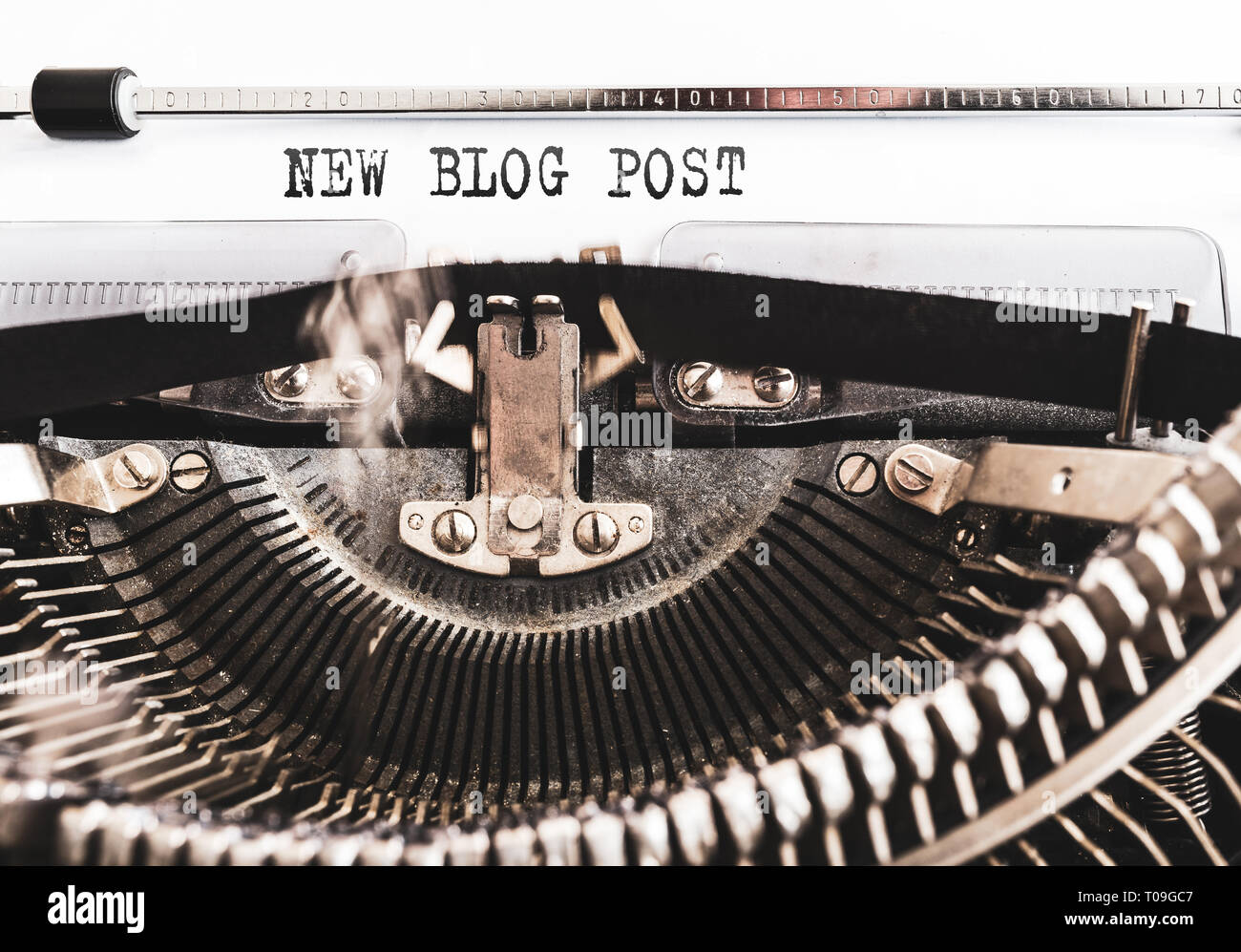 Nuevo post en el blog de palabras escritas en la vieja máquina de escribir manual Foto de stock