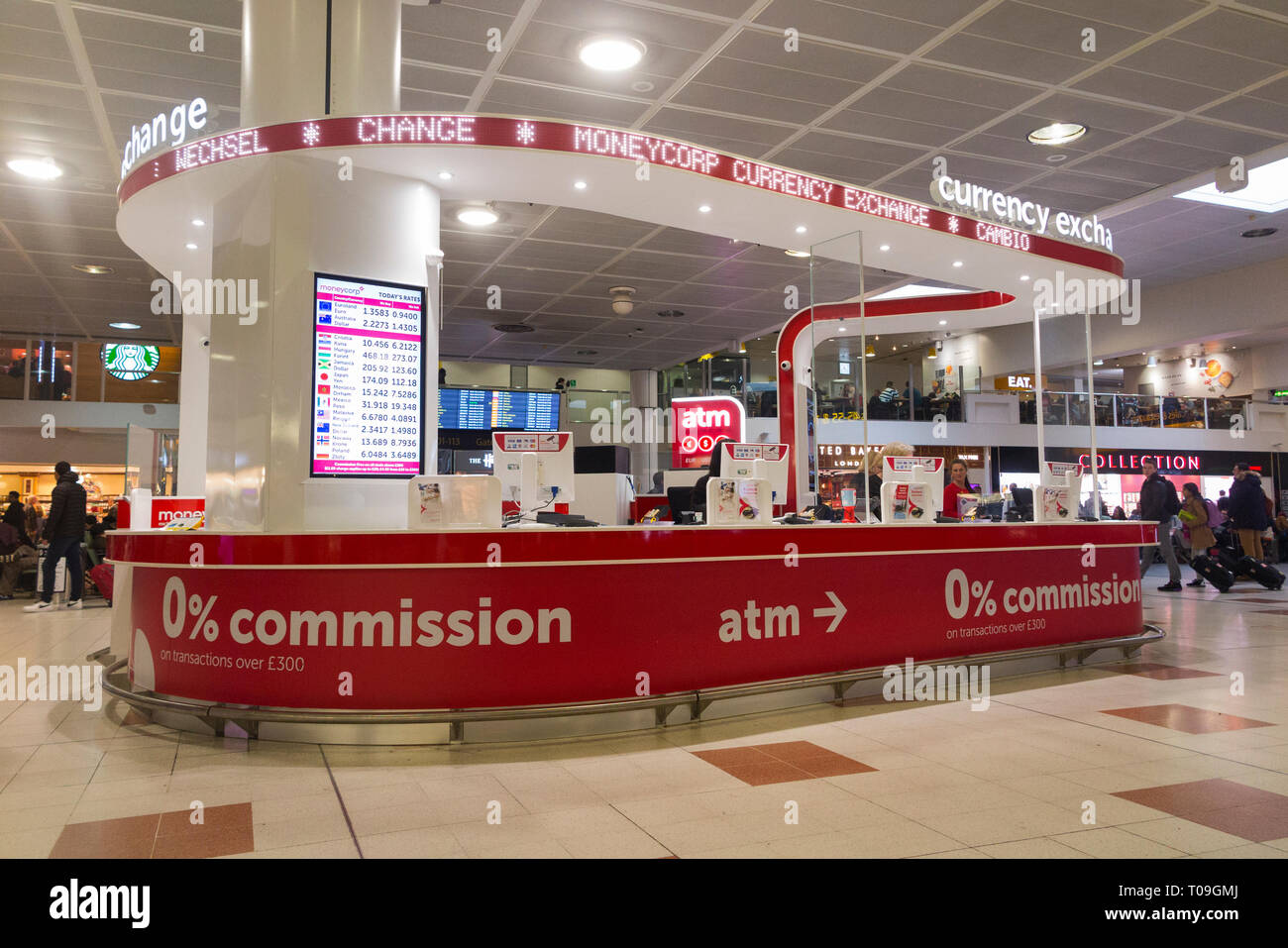 Mesa de oficina de cambio operado por Moneycorp; Terminal Norte, el aeropuerto de Gatwick. Londres. En el Reino Unido. (104) Foto de stock