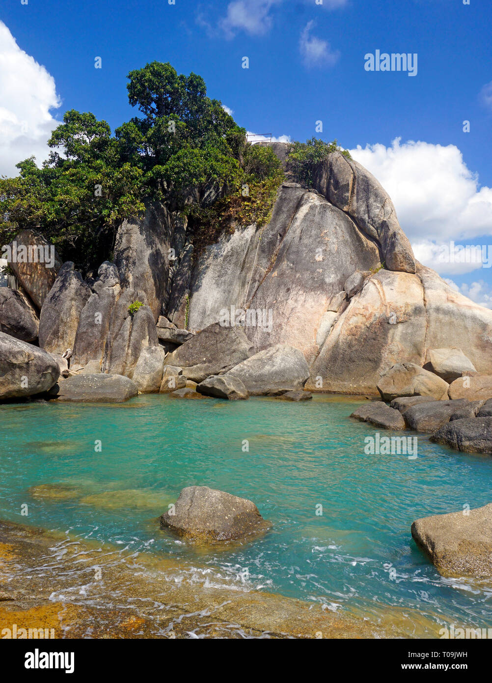 Formaciones rocosas de Hin Ta y Hin Yai Rocks, el punto de vista popular en Lamai Beach, Koh Samui, en el Golfo de Tailandia, Tailandia Foto de stock