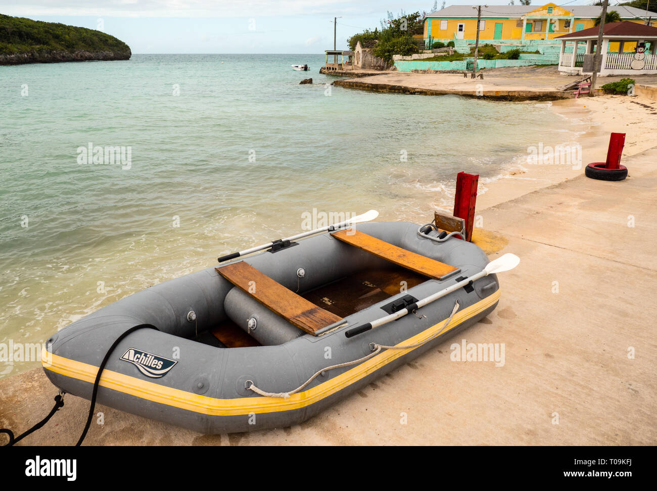 Barco a puerto, Gregory Town, Eleuthera, las Bahamas, El Caribe. Foto de stock