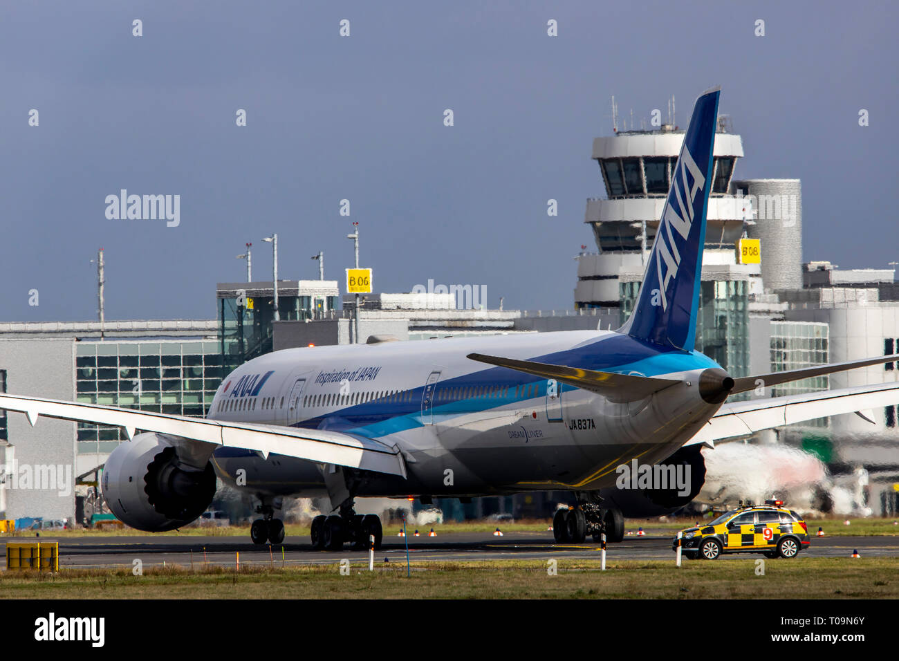 El Aeropuerto Internacional de Dusseldorf, DHE, ANA Dreamliner, Boeing, la Torre de Control del Tráfico Aéreo, Foto de stock