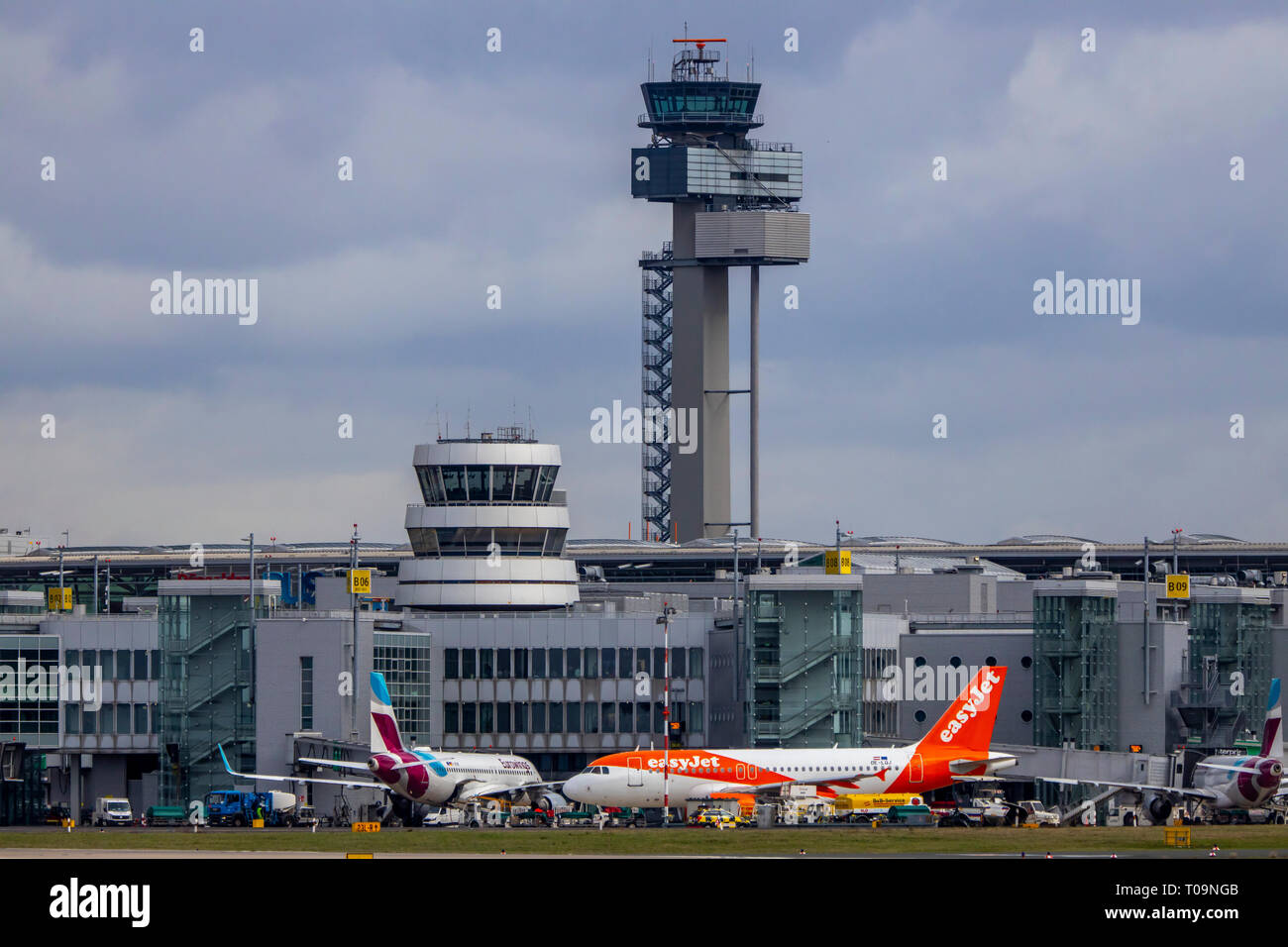 El Aeropuerto Internacional de Dusseldorf, DHE, Eurowings, EasyJet, la Torre de Control del Tráfico Aéreo, Foto de stock