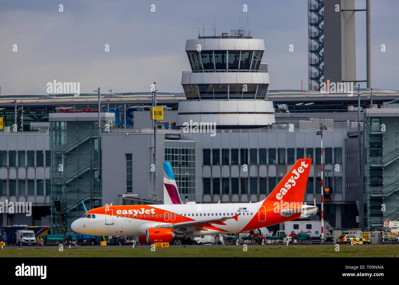 El Aeropuerto Internacional de Dusseldorf, DHE, Eurowings, EasyJet, la Torre de Control del Tráfico Aéreo, Foto de stock