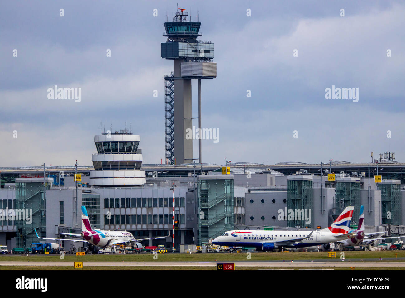 El Aeropuerto Internacional de Dusseldorf, DHE, Eurowings, British Airways, la Torre de Control del Tráfico Aéreo, Foto de stock