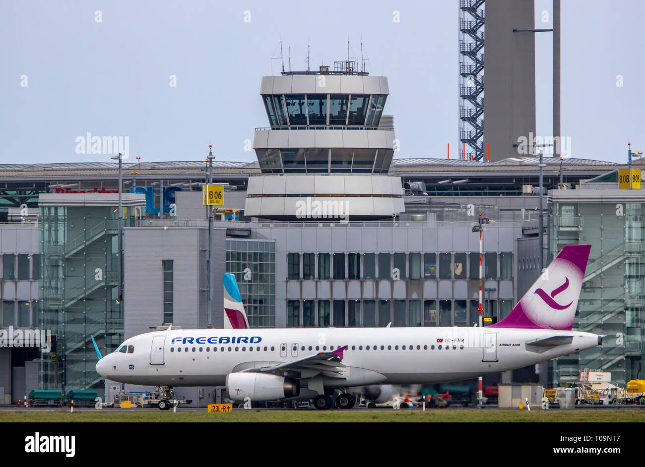 El Aeropuerto Internacional de Dusseldorf, DHE, Freebird, Turquía, la Torre de Control del Tráfico Aéreo, Foto de stock
