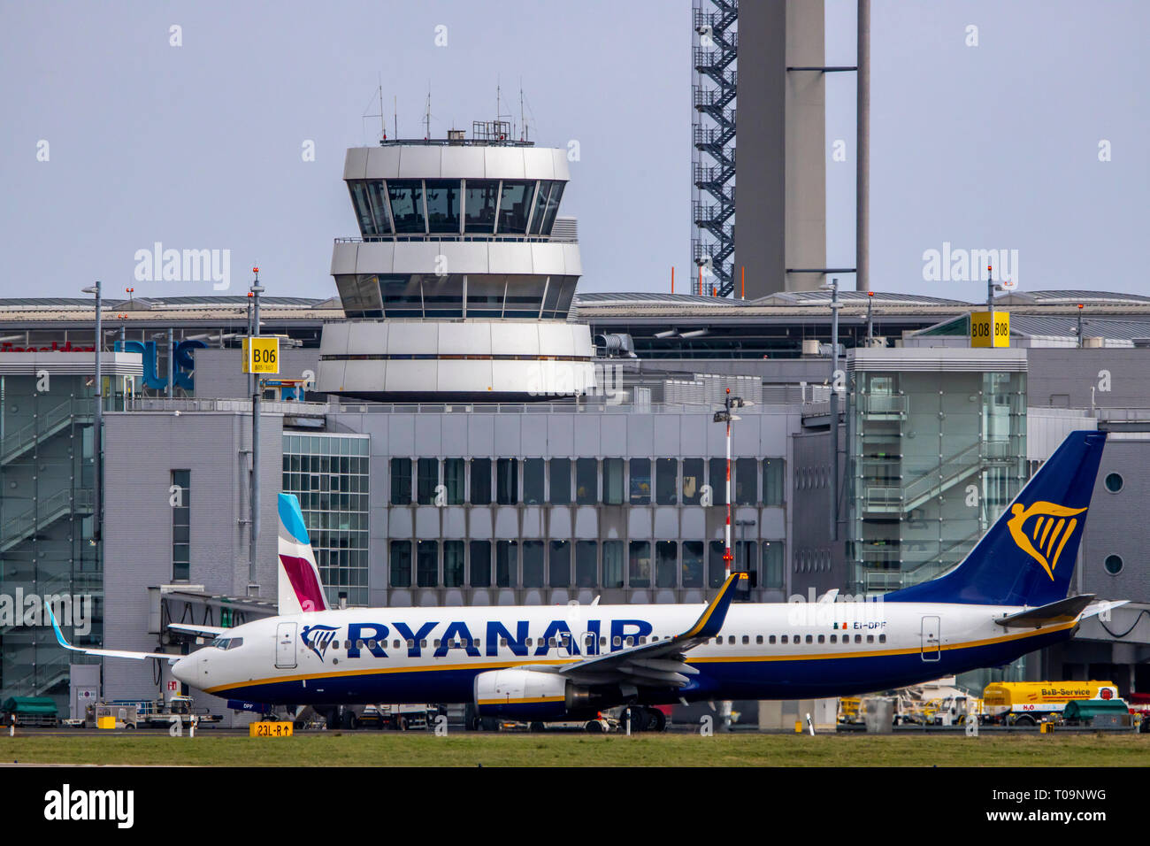 El Aeropuerto Internacional de Dusseldorf, DHE, Ryanair, la Torre de Control del Tráfico Aéreo, Foto de stock