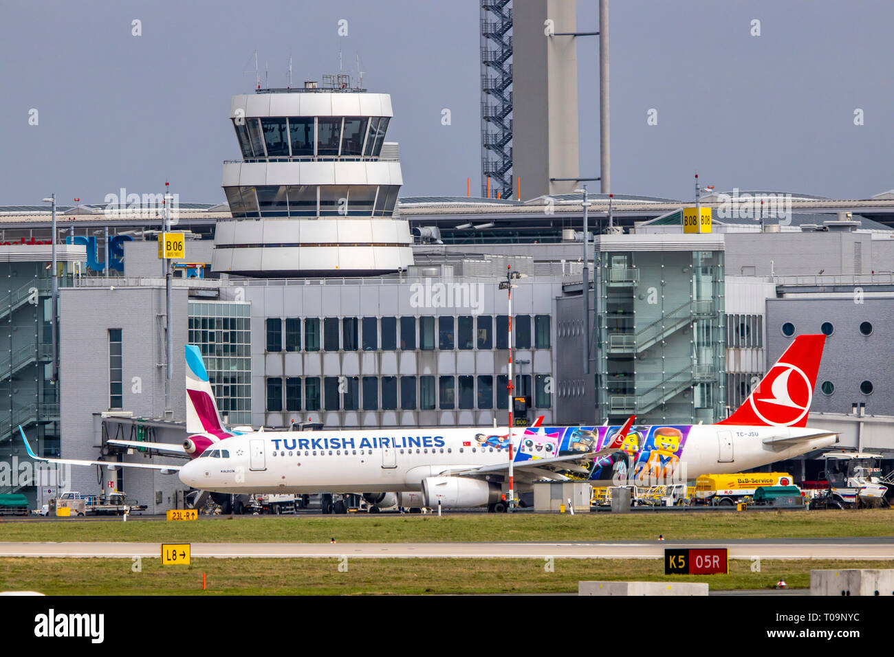 El Aeropuerto Internacional de Dusseldorf, DHE, Turkish Airlines, la Torre de Control del Tráfico Aéreo, Foto de stock