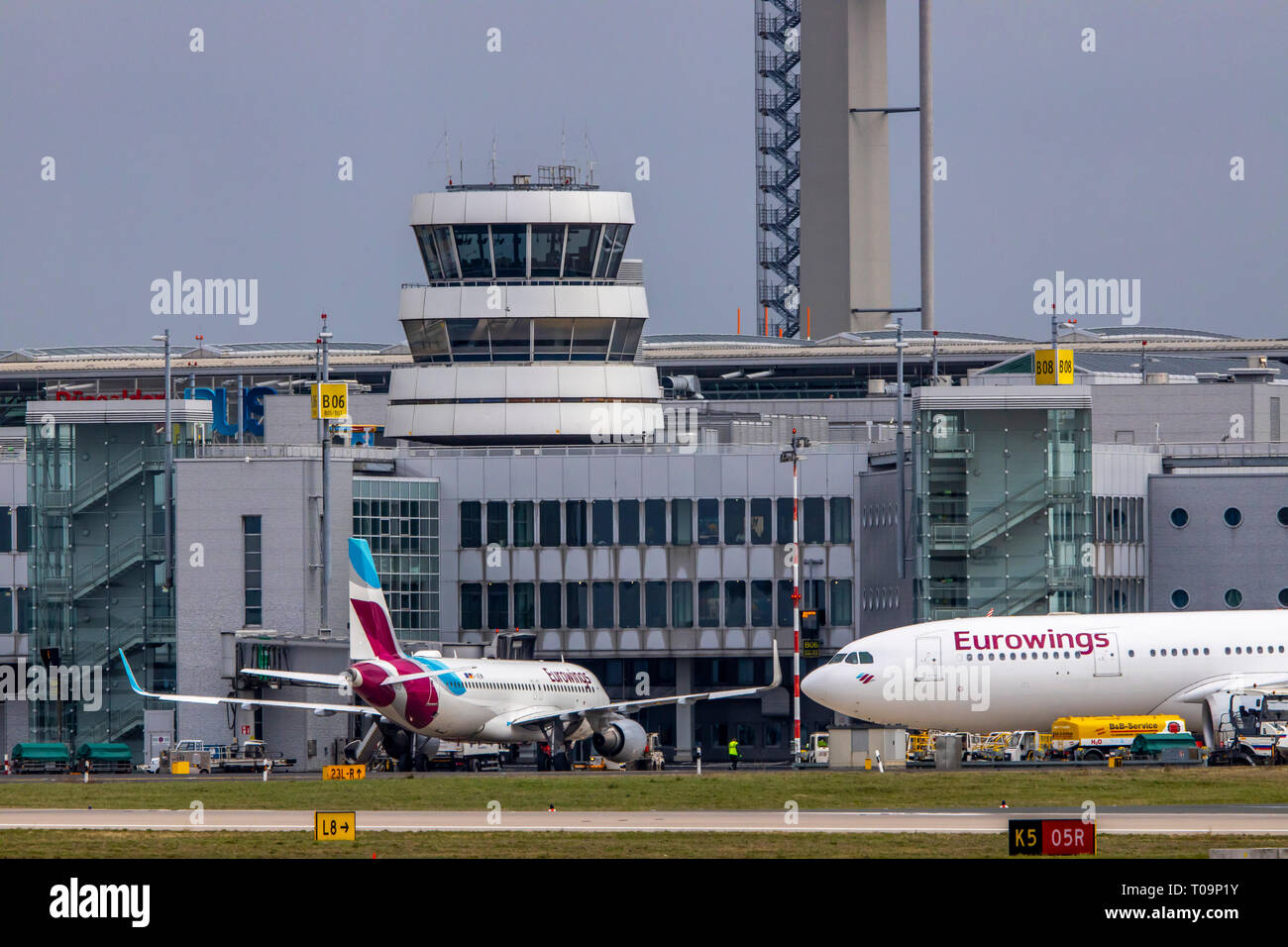 El Aeropuerto Internacional de Dusseldorf, DHE, Eurowings, Torre de Control de Tráfico Aéreo, Foto de stock