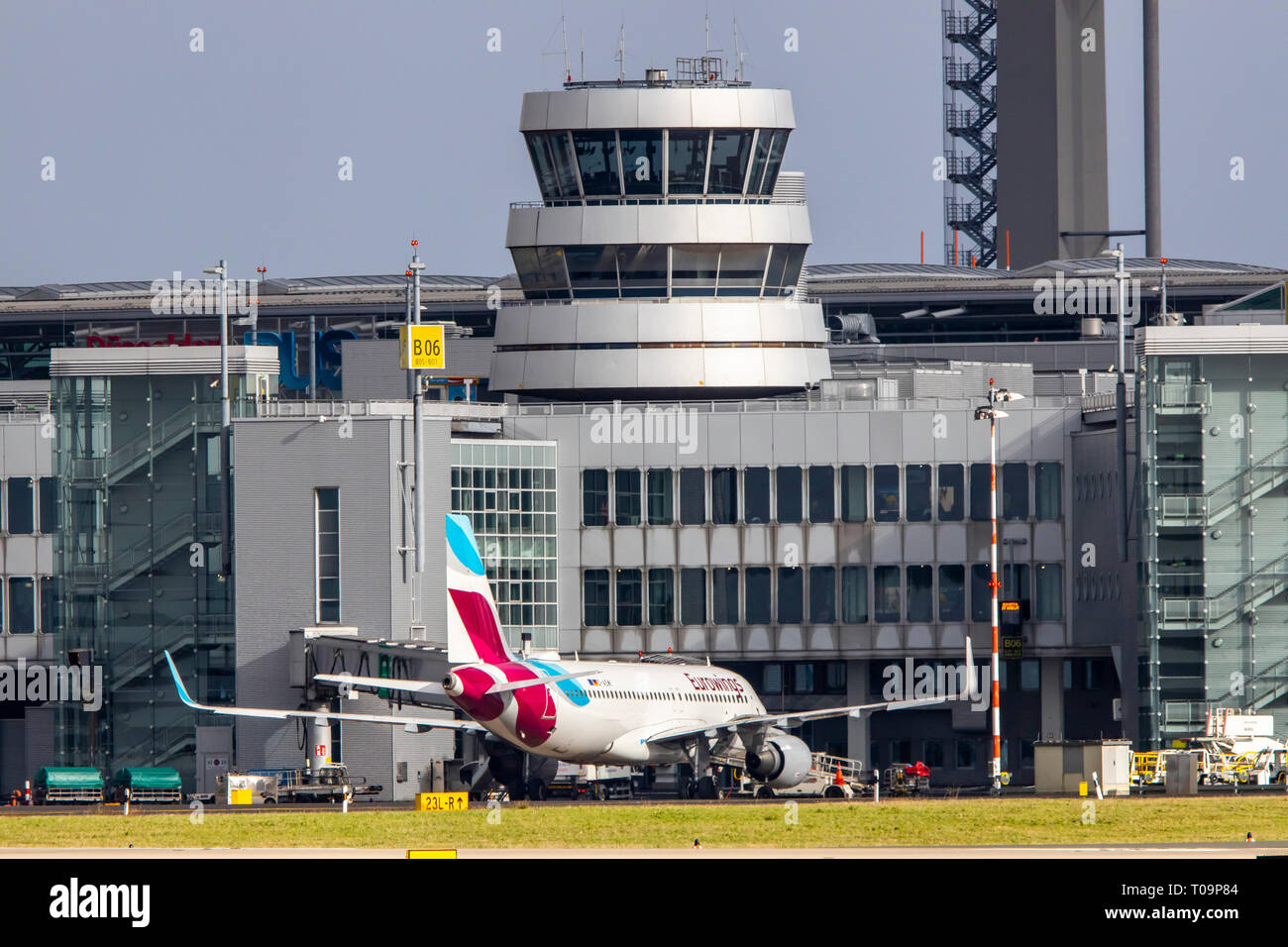 El Aeropuerto Internacional de Dusseldorf, DHE, Eurowings, Torre de Control de Tráfico Aéreo, Foto de stock