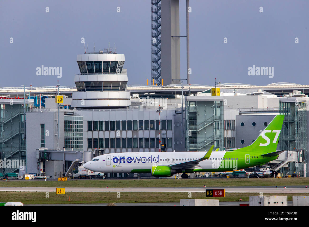 El Aeropuerto Internacional de Dusseldorf, DHE, S7 Airlines Siberia, la Torre de Control del Tráfico Aéreo, Foto de stock