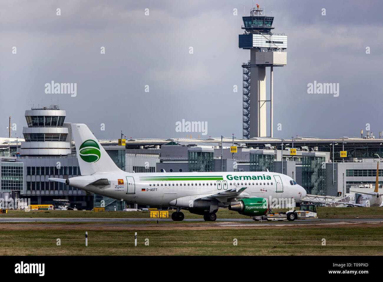 El Aeropuerto Internacional de Dusseldorf, DHE, aviones estacionados de la aerolínea Germania, tras la quiebra, Foto de stock