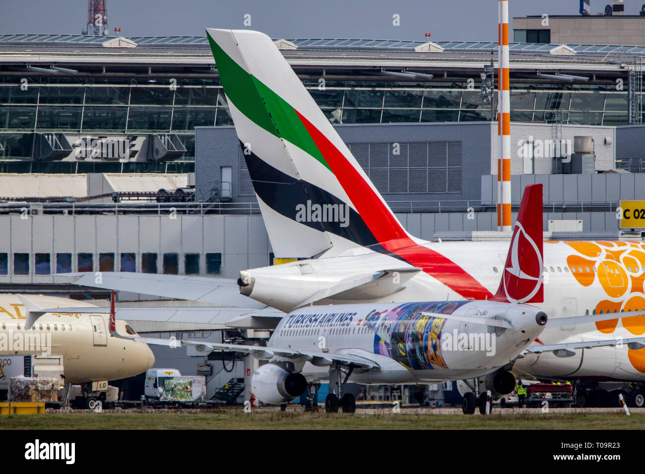 El Aeropuerto Internacional de Dusseldorf, DHE, Emirates Airbus A380-800, Turkish Airlines Foto de stock