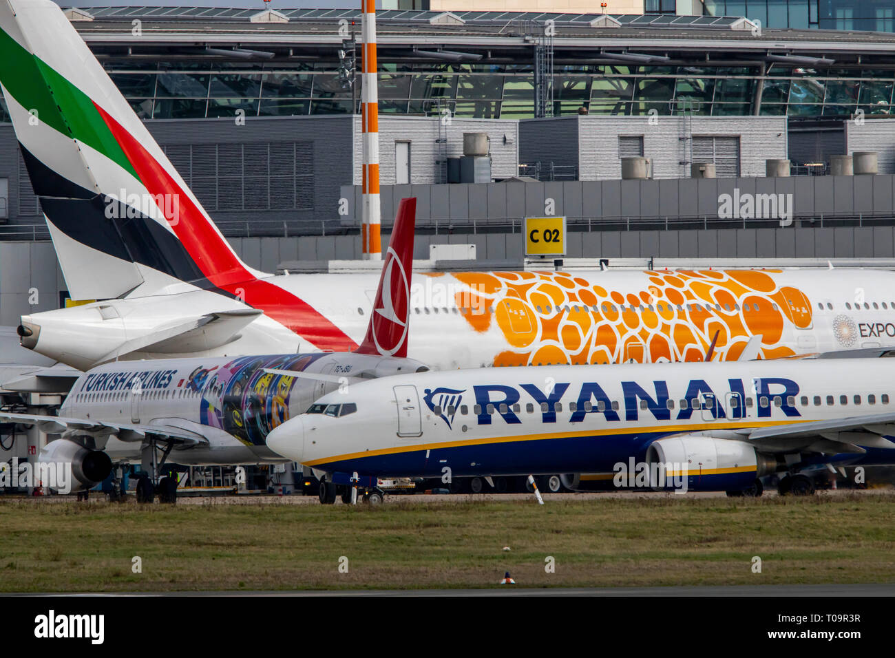 El Aeropuerto Internacional de Dusseldorf, DHE, Emirates Airbus A380-800, Turkish Airlines, Ryanair, Foto de stock