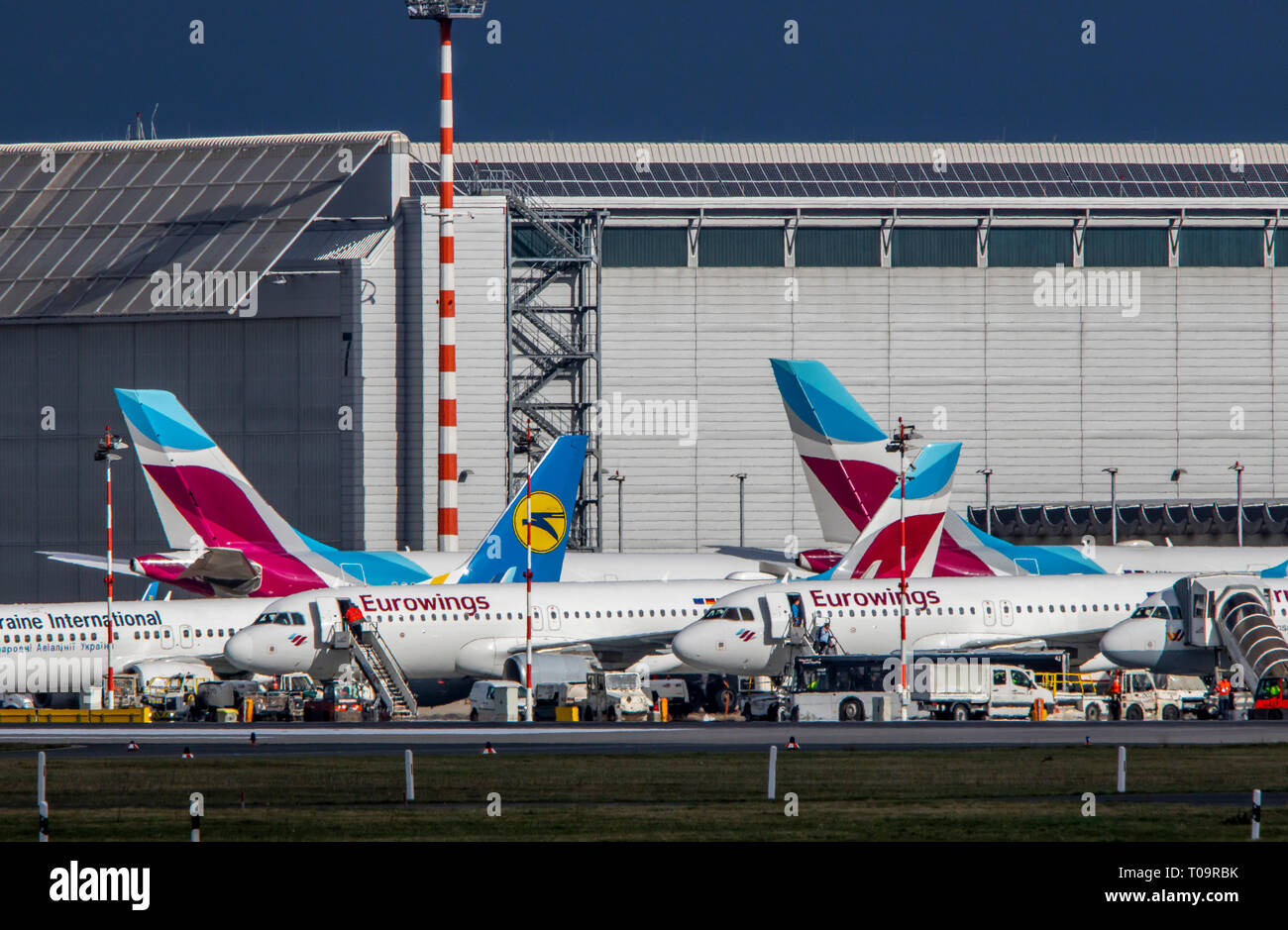 El Aeropuerto Internacional de Dusseldorf, DHE, Eurowings aviones, Foto de stock
