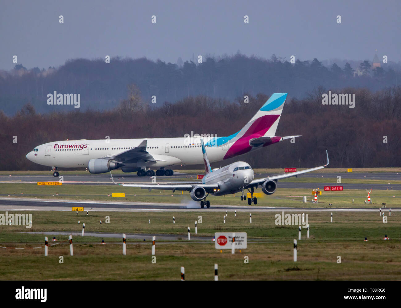 El Aeropuerto Internacional de Dusseldorf, DHE, Eurowings, aterrizaje de avión Foto de stock
