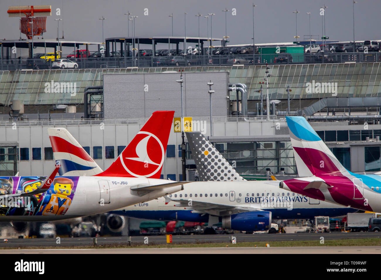 El Aeropuerto Internacional de Dusseldorf, DHE, British Airways, Turkish Airlines, Eurowings Foto de stock