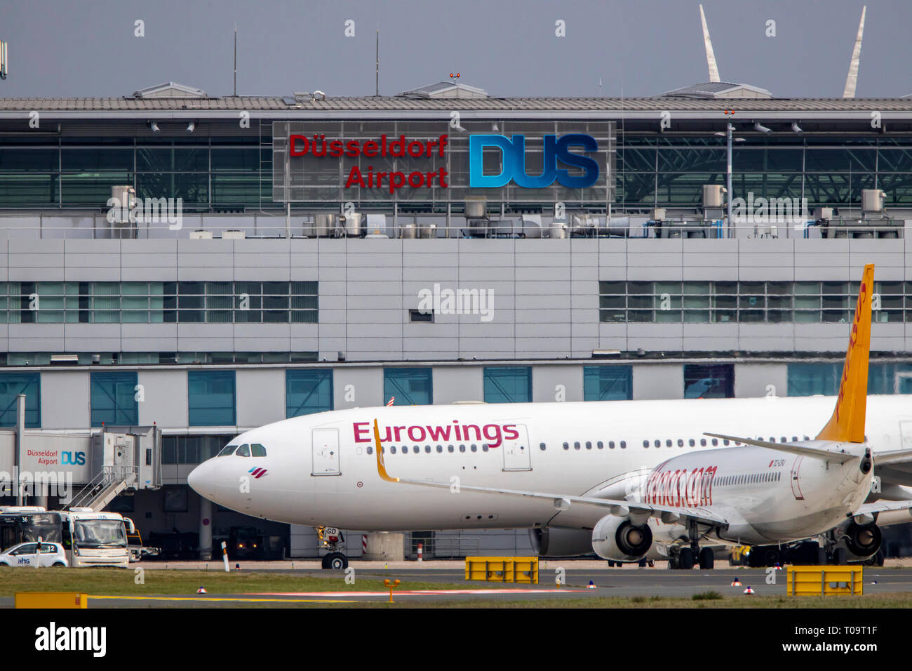 El Aeropuerto Internacional de Dusseldorf, DHE, Eurowings avión Foto de stock