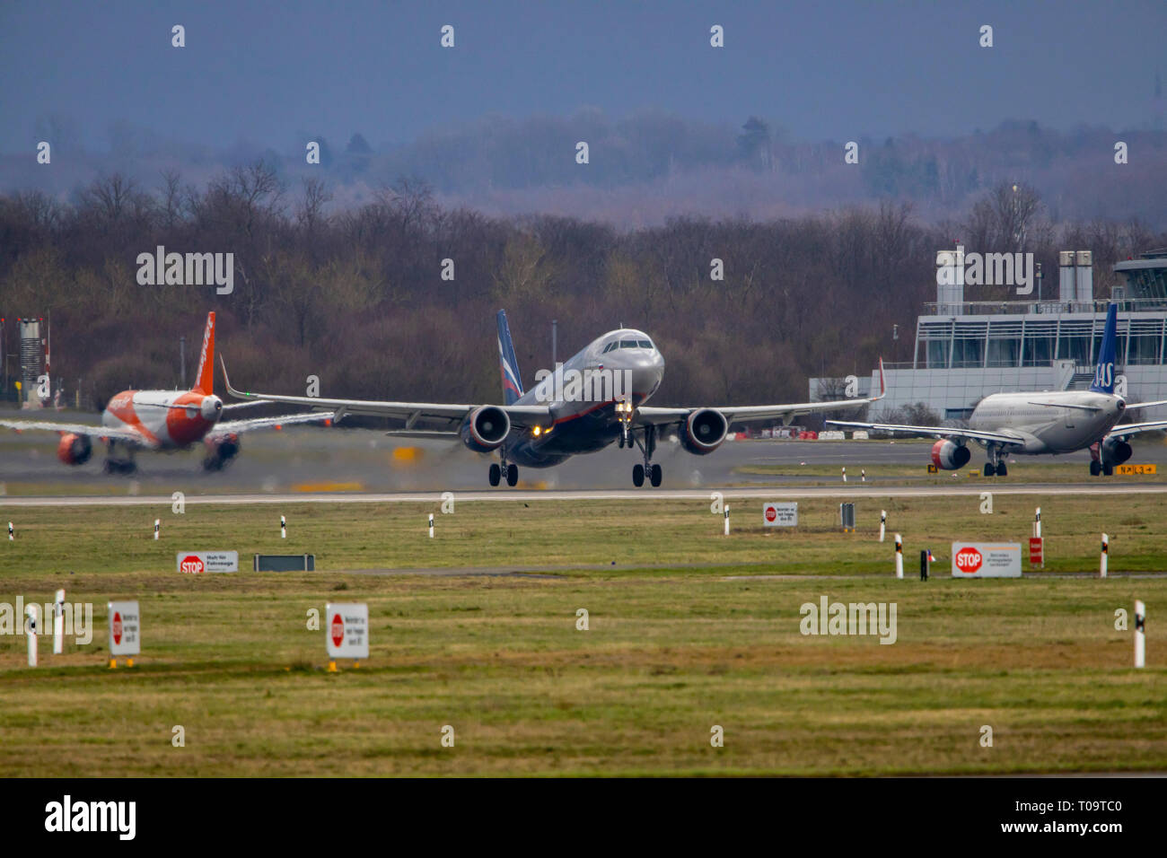 El Aeropuerto Internacional de Dusseldorf, DHE, Aeroflot avión despega, Foto de stock