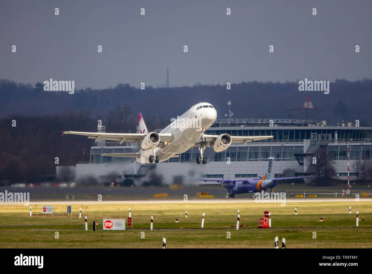 El Aeropuerto Internacional de Dusseldorf, DHE, Freebird, despega, Foto de stock