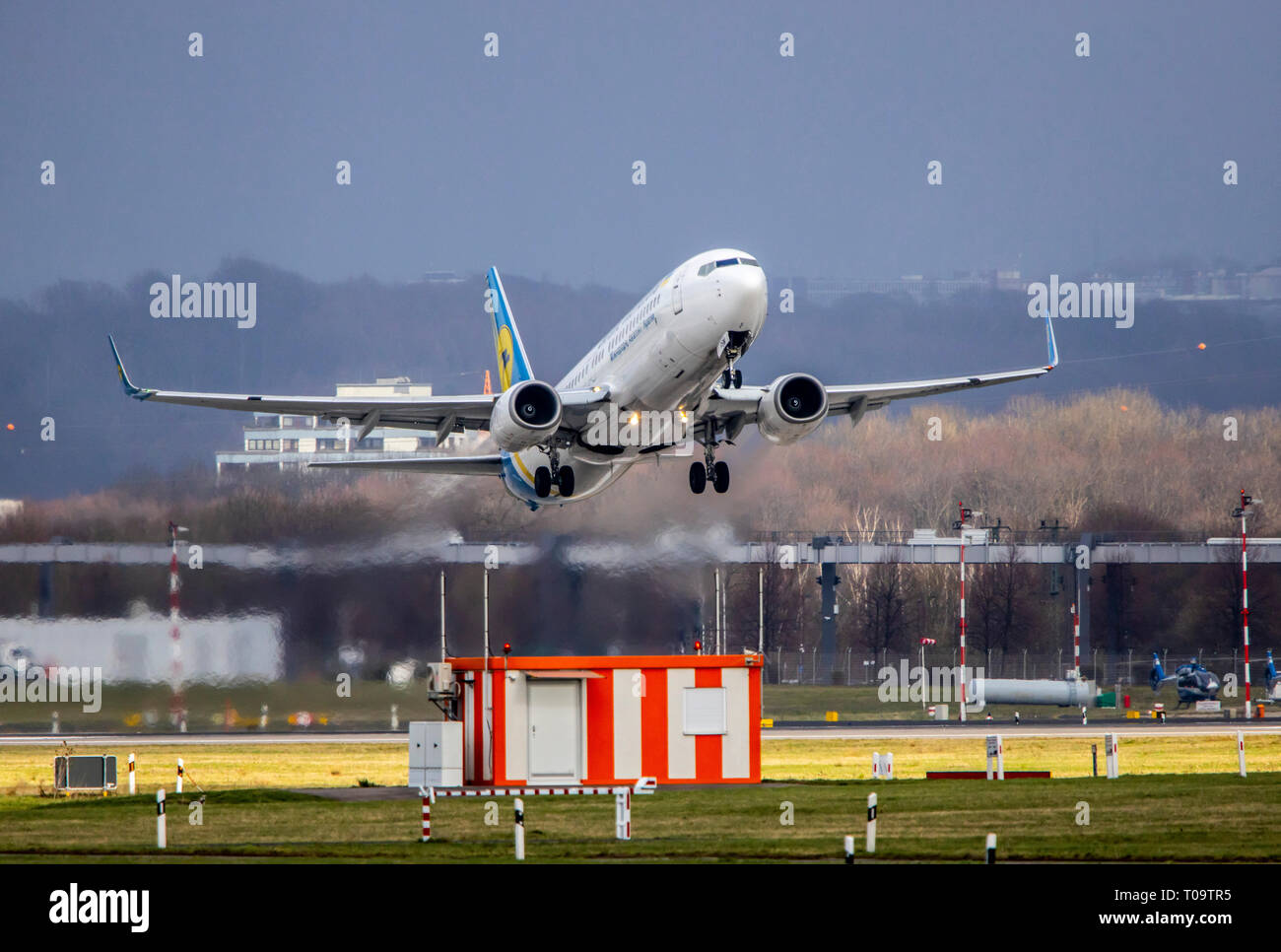 El Aeropuerto Internacional de Dusseldorf, DHE, Ucrania Internacional avión despega, Foto de stock