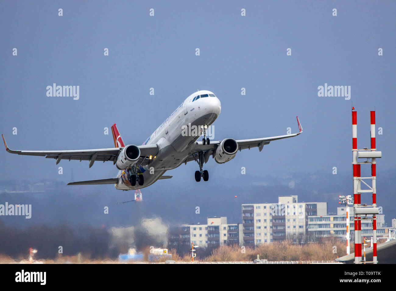 El Aeropuerto Internacional de Dusseldorf, DHE, Turkish Airlines despega, Foto de stock