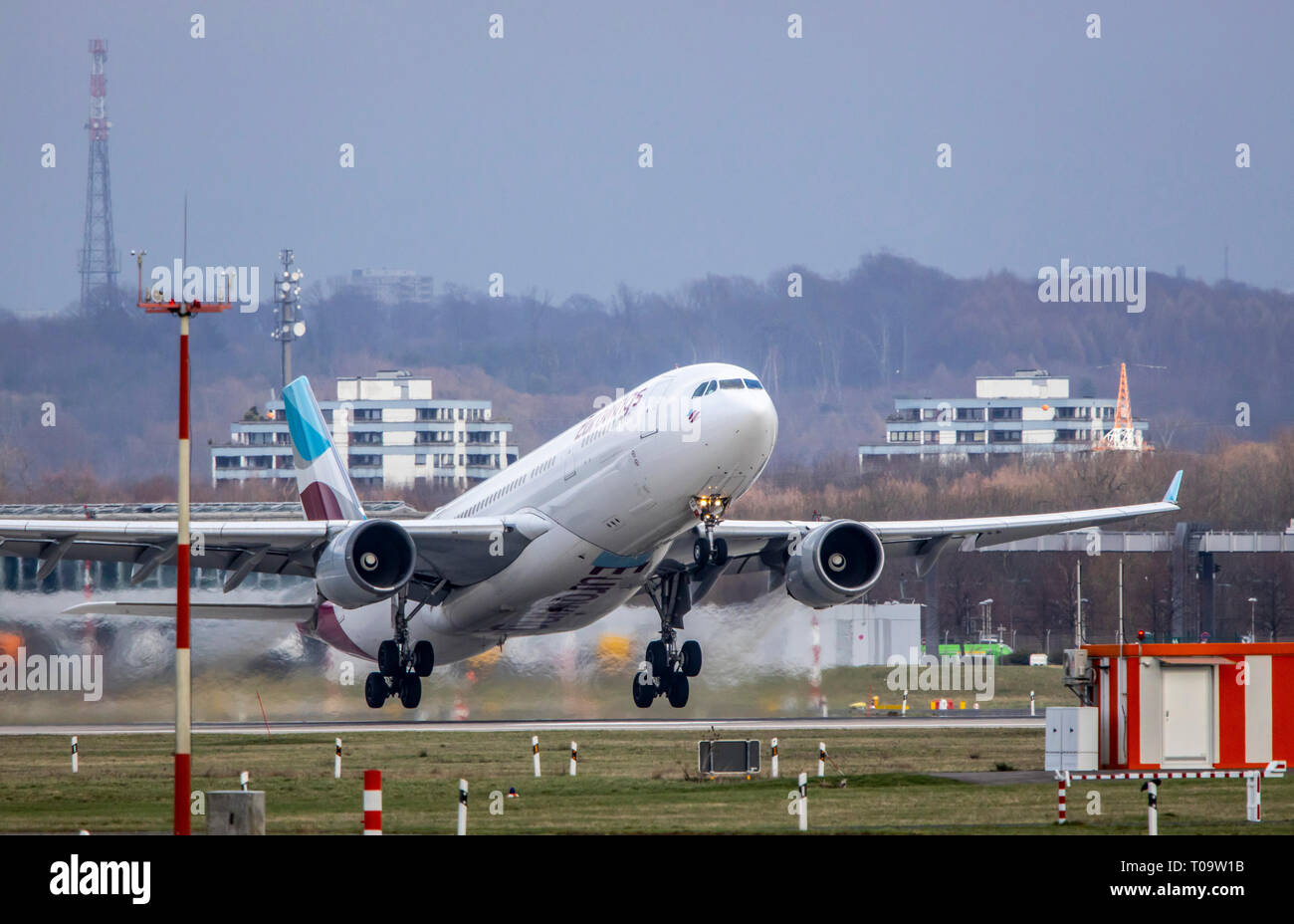 El Aeropuerto Internacional de Dusseldorf, DHE, Eurowings avión, despegue, Foto de stock