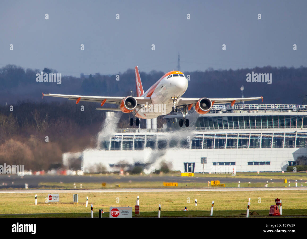 El Aeropuerto Internacional de Dusseldorf, DHE, EasyJets avión, despegue, Foto de stock