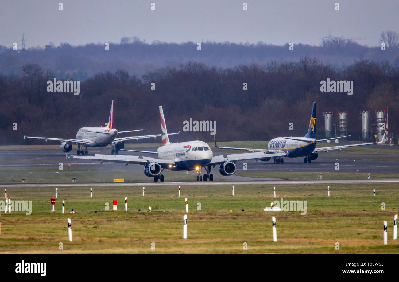 El Aeropuerto Internacional de Dusseldorf, DHE, British Airways, Ryanair, avión de despegue, Foto de stock